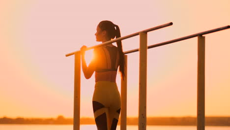 Das-Thema-Frauensport-Und-Gesundheit.-Schöne-Kaukasische-Frau-Mit-Lockigem-Langen-Haar-Posiert-Auf-Einem-Sportplatz-Im-Freien-Und-Hält-Hor.-Das-Thema-Frau-Sport-Und-Gesundheit